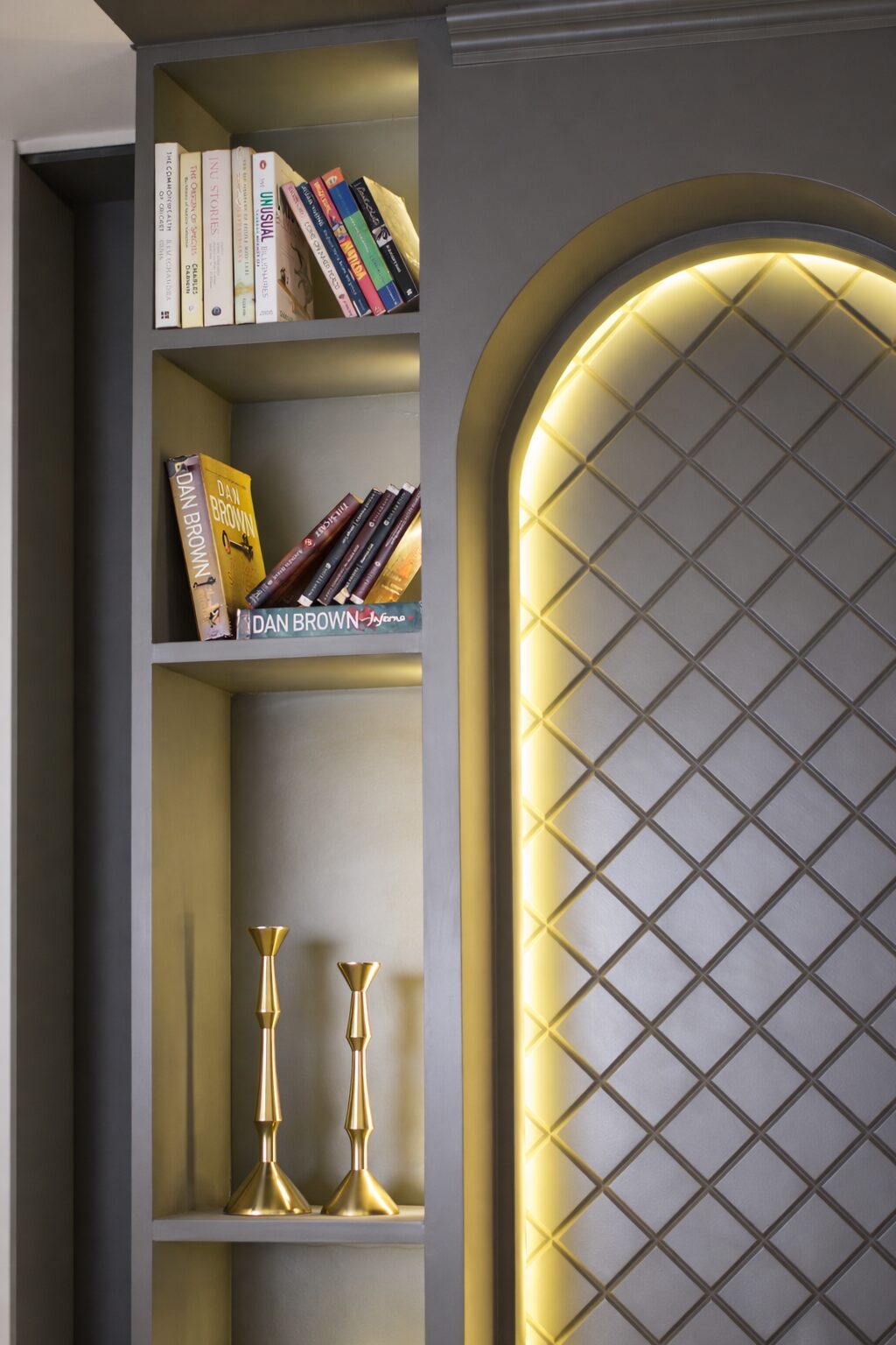 Lit arch niche and shelf detail